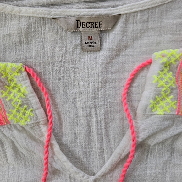Decree Women's White and Pink Embroidered Top. Size M - Picture 2 of 8